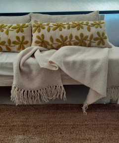 PRE VENTA Maxi almohadón de lana de oveja bordado con lana 30x70 cm (Natural) - comprar online