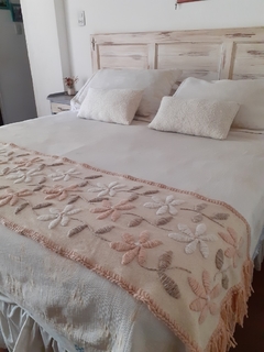 PRE VENTA Pie de cama de picote bordado a mano con flores tonos neutros