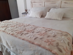 PRE VENTA Pie de cama de picote bordado a mano con flores tonos neutros en internet