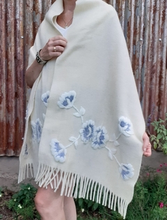 PRE VENTA Chal de llama frisada bordado a mano tono natural con celeste - buy online