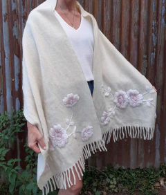 PRE VENTA Chal de llama frisada bordado a mano tono natural con rosa on internet