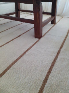 Alfombra natural con rayas tabaco en internet