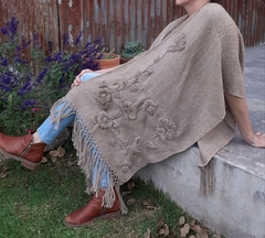 Ruana de lana de llama color arena tejida en telar y bordada con motivos florales - buy online