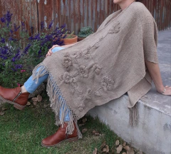 Ruana de lana de llama color arena tejida en telar y bordada con motivos florales - buy online
