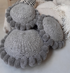 Almohadón redondo con pompones 30 cm - colores neutros - ulala