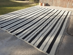 Alfombra natural con rayas negras en internet