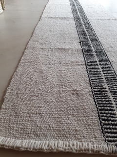 Despacho inmediato - Alfombra pasillera 220x70 cm natural con peinecillo central negro - ulala
