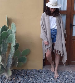Ruana de lana de llama, oveja y algodón tejida en telar color beige - comprar online