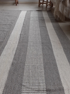 Alfombra gris con rayas y peinecillos naturales - comprar online