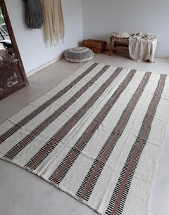 Alfombra natural con rayas arena y peinecillos negros - comprar online