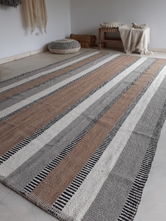 Alfombra con rayas arena, natural y gris con peinecillos negros - comprar online