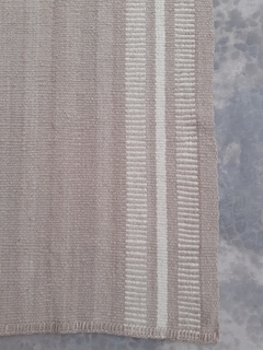 Alfombra beige con rayas y peinecillos naturales en internet