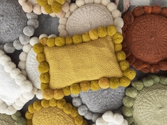 Almohadón rectangular con pompones - ulala