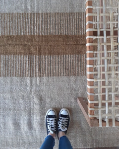 Alfombra beige con peinecillo y raya central color arena