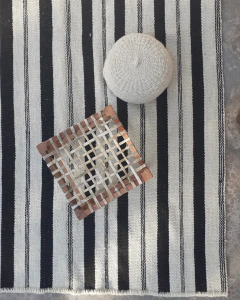 Alfombra natural con rayas negras