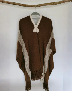 Poncho color chocolate de lana de llama tejido en telar con guarda natural
