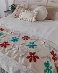Pie de cama de picote bordado a mano con flores de colores