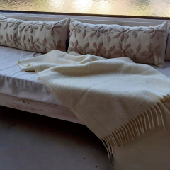 Maxi almohadón de lana de oveja bordado con lana 30x70 cm (beige)