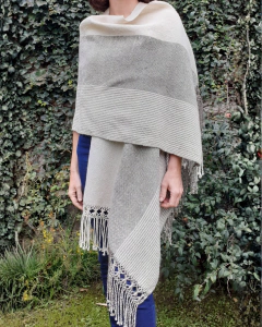 Pre venta Ruana de lana de llama color gris y natural con rayas tejida en telar