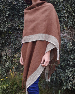 Ruana de lana de llama color vicuña tejida en telar con guarda