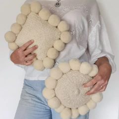 Almohadón redondo con pompones 20 cm