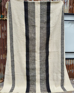 Alfombra natural con rayas y peinecillos negros