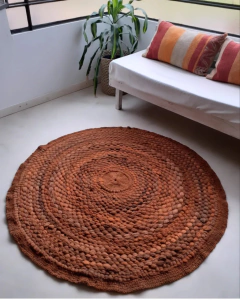 Alfombra circular de vellón y lana tejida en telar color tabaco oscuro