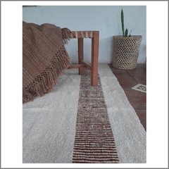 Alfombra natural con peinecillo tabaco