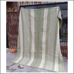 Alfombra verde yerba con rayas y peinecillos