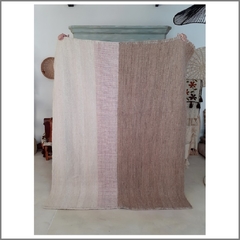 Alfombra beige y natural con peinecillo rosa