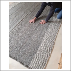 Alfombra gris con peinecillo ancho a los costados