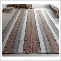 Alfombra con rayas arena, natural y gris con peinecillos negros