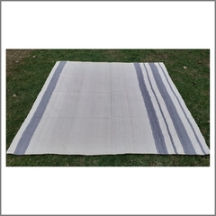 Alfombra natural con rayas grises asimétricas