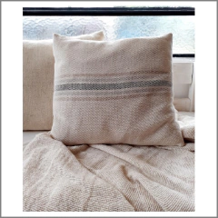 Almohadón cuadrado con guardas