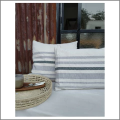 Almohadón natural con rayas tonos grises