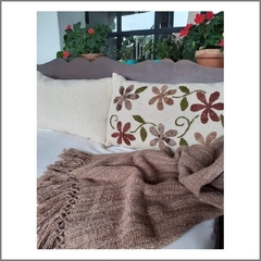 PRE VENTA Almohadón de lana de oveja bordado con lana 40x60 cm
