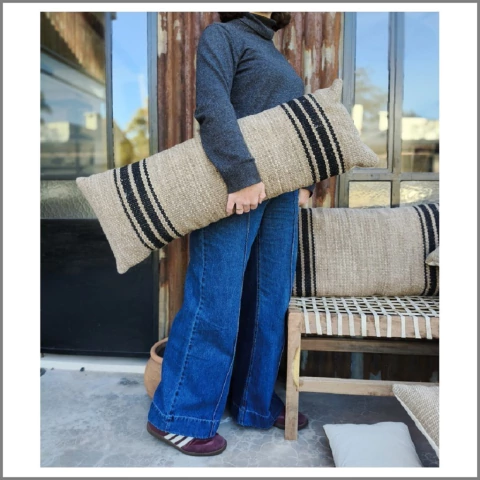 Almohadón edición limitada arena con rayas negras - comprar online