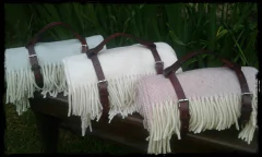 Manta para viaje de llama frisada con arnés de viaje