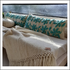 Maxi almohadón de lana de oveja bordado con lana 30x70 cm color aqua