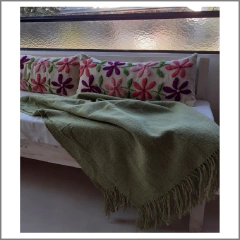PRE VENTA Maxi almohadón de lana de oveja bordado con lana 30x70 cm (Natural)