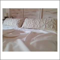 PRE VENTA Maxi almohadón de lana de oveja bordado con lana 30x70 cm (Natural)