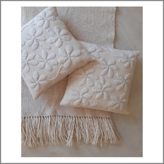 PRE VENTA Almohadón de lana de oveja bordado con lana - comprar online