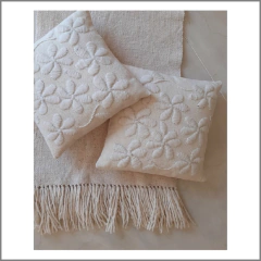 PRE VENTA Almohadón de lana de oveja bordado con lana - comprar online