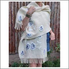 Chal de llama frisada bordado a mano tono natural con celeste