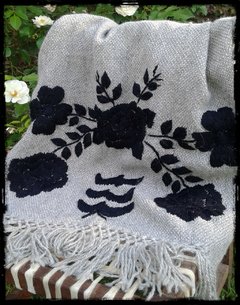Manta Rosas gris con bordado en tonos neutros - comprar online