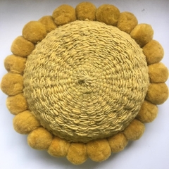 Almohadón redondo con pompones 30 cm - colores neutros en internet