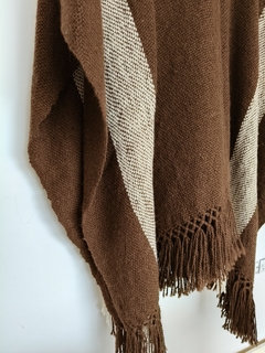 Poncho color chocolate de lana de llama tejido en telar con guarda natural en internet