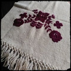 PRE VENTA Manta Rosas natural bordada en color