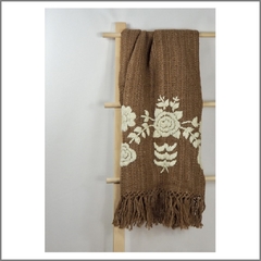 PRE VENTA Manta Rosas tabaco claro bordada en tonos neutros - comprar online