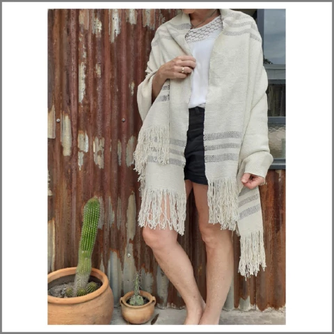 Mantón de algodón tejido en telar color natural con guardas